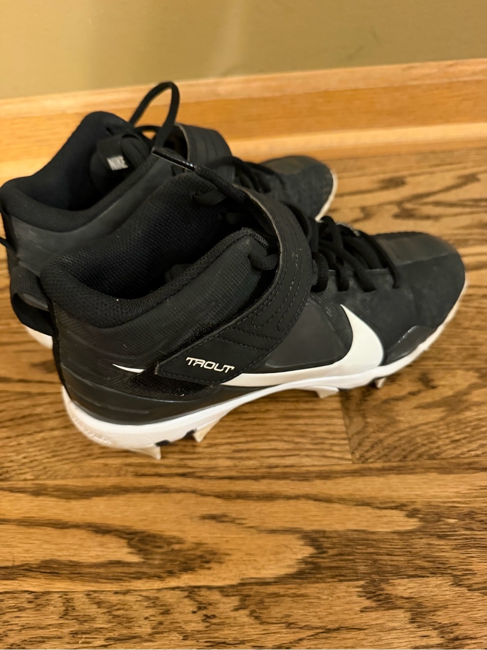 Nike Kids Black football Cleats 5Y
